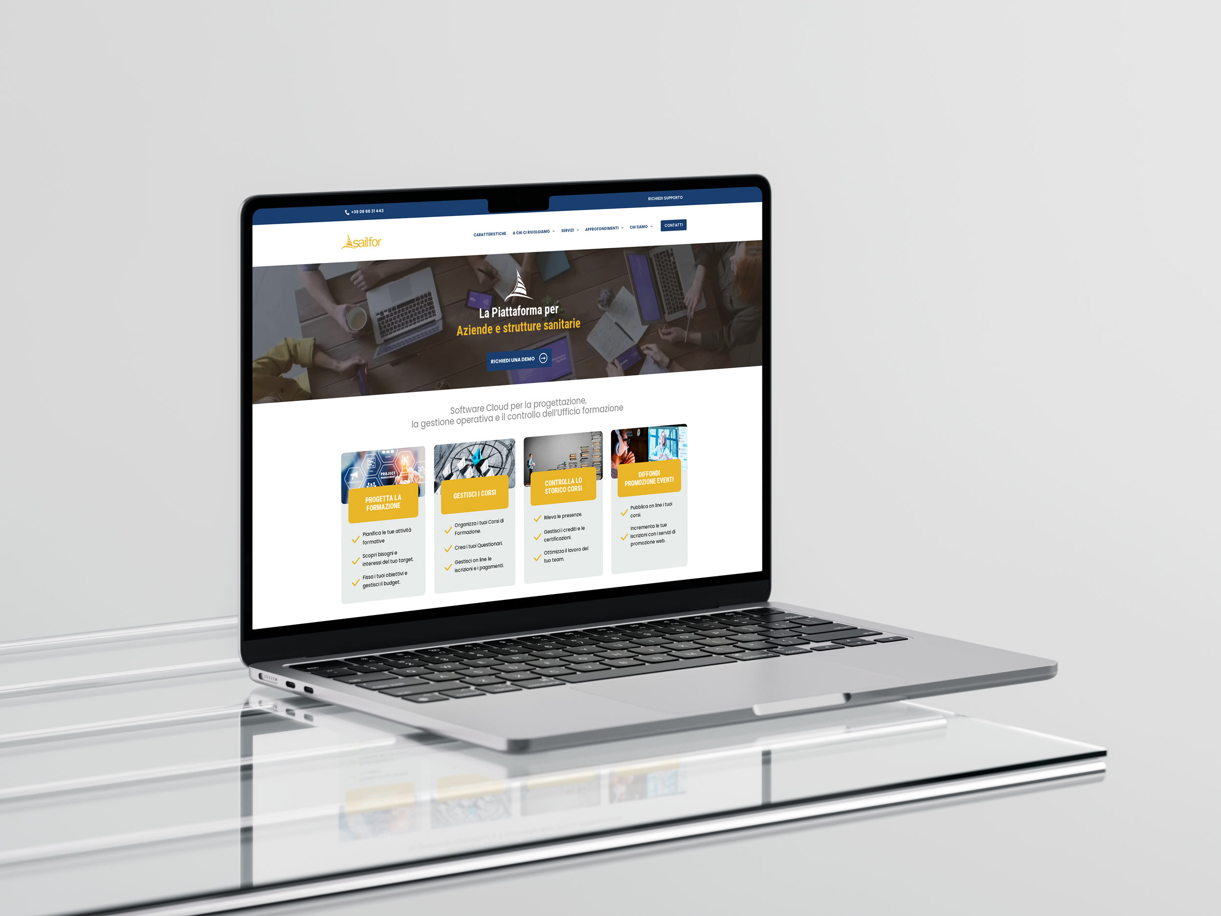 Un laptop che mostra un sito web con un tema bianco, giallo e blu è appoggiato su una superficie di vetro su uno sfondo semplice. Questo mockup del sito Sailfor presenta testo, un pulsante blu e quattro sezioni con immagini e descrizioni.