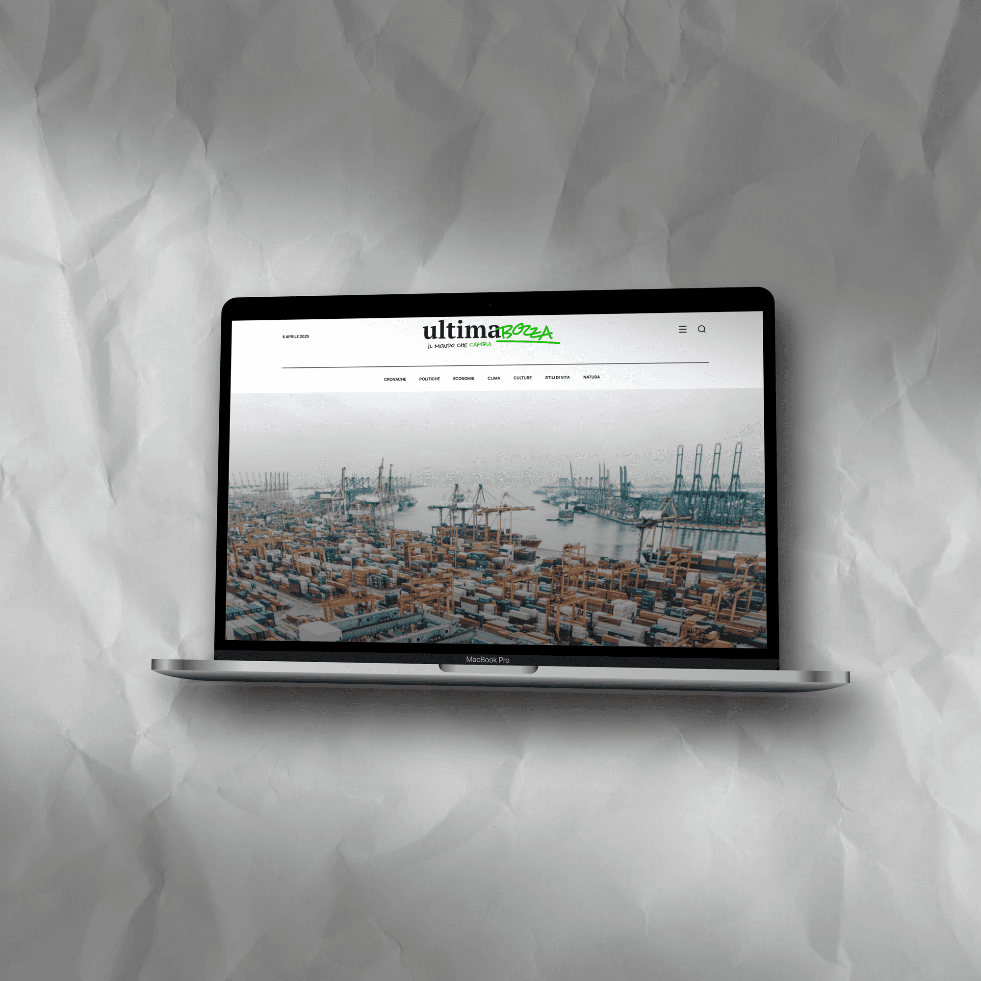 MacBook Pro che mostra la homepage del sito Ultimabozza, con sfondo di un porto industriale.
